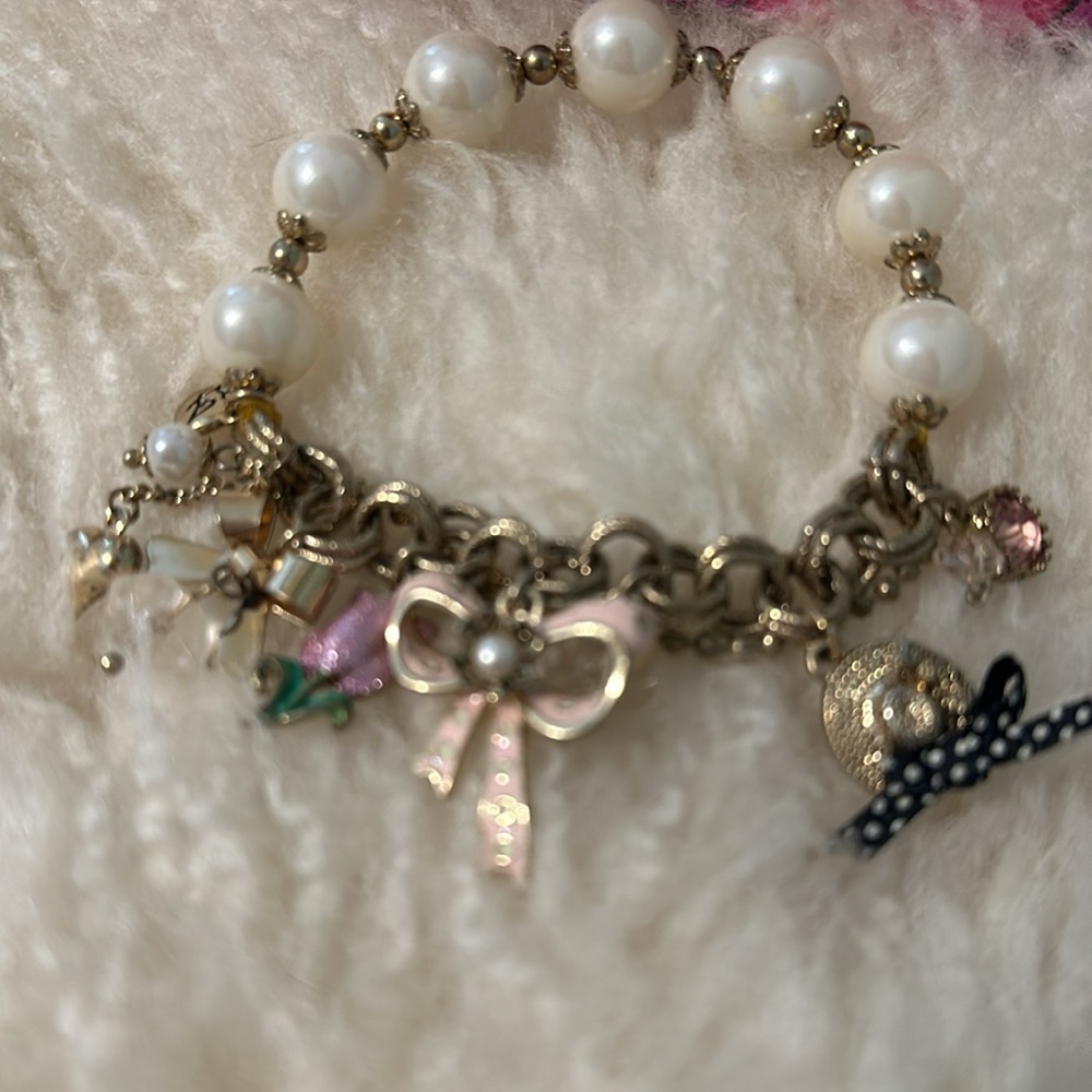 Betsey Johnson charm bracelet - Picture 2 of 2